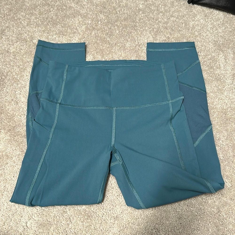 Lululemon women’s size 4 Pace Rival High Rise crop Leggings 22”